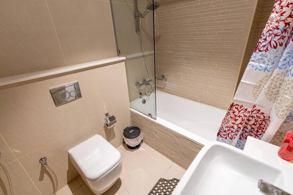 2 Bedrooms In Al Reem Island Near Cleveland Clinic Apartment